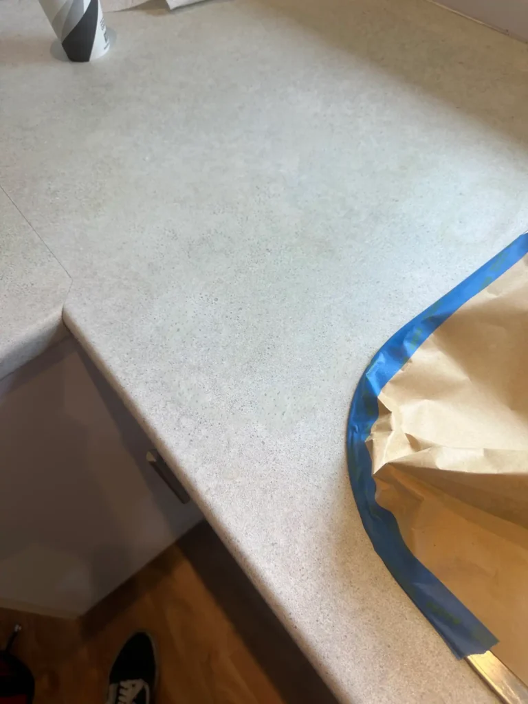 Bancada laminada com marca de queimadura antes da reparação