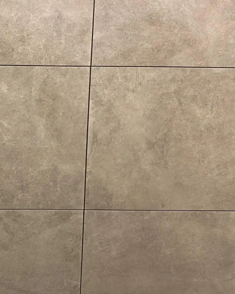 Azulejo danificado antes da reparação